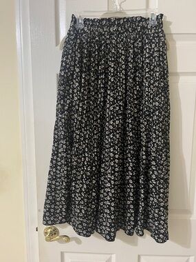 Black floral midi skirt size M